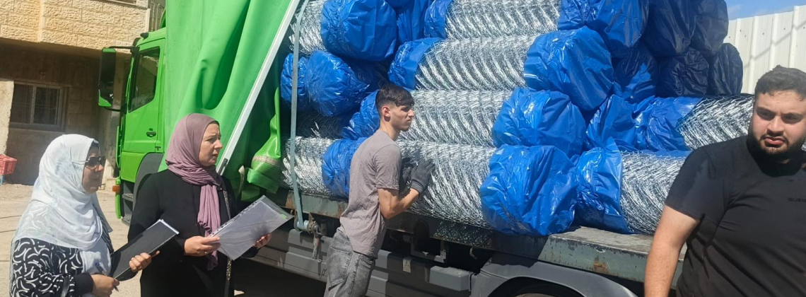 وزارة الزراعة ومؤسسة الأرض تسلمان مستلزمات حدائق منزلية وتوزعان سياجًا لحمايتها في محافظة الخليل.