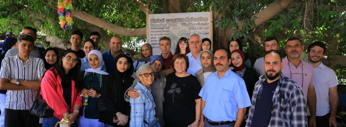 كوادر وزارة الزراعة في محافظة طولكرم تشارك في الوقفة التضامنية مع مزارعي ارتاح ضد أوامر الإزالة لممتلكاتهم.