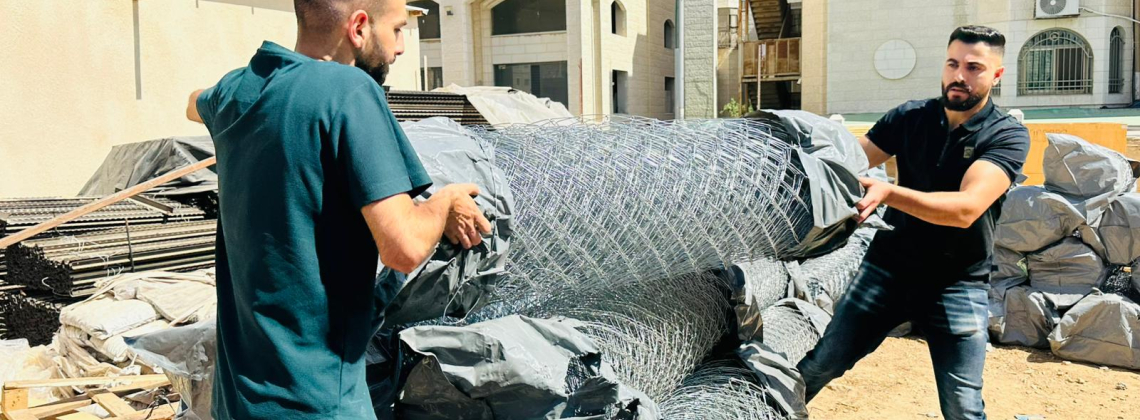 وزارة الزراعة توزّع لفّات سياج على أراضٍ زراعية نموذجية في رام الله ضمن مشروع &ldquo;تخضير فلسطين&rdquo;.