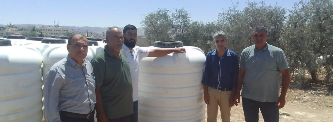 وزارة الزراعة بالتعاون مع منظة (UNDP) توزع 32 خزان مياه و32 شادراً لمربي الثروة الحيوانية في محافظة الخليل.