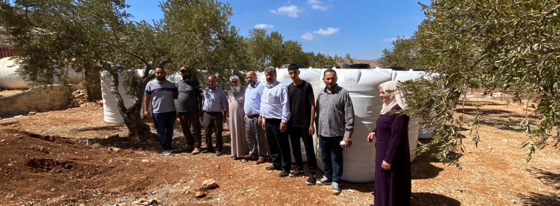 وزارة الزراعة توزع خزّانات مياه لدعم صمود المزارعين في قرية المغير