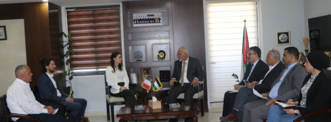 وزير الزراعة يبحث مع الوكالة الفرنسية للتنمية مشاريع الأمن المائي واستخدام المياه المعالجه في الزراعة.