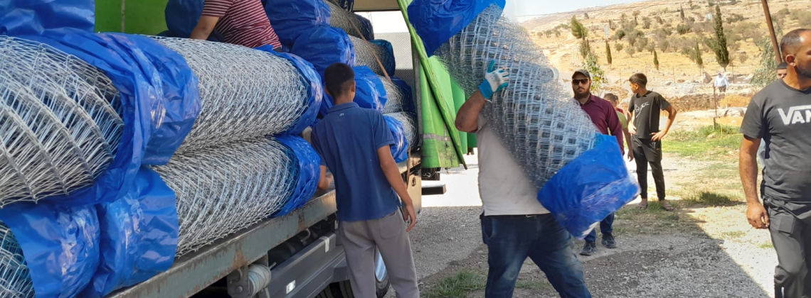 وزارة الزراعة ومؤسسة الأرض تسلمان مستلزمات حدائق منزلية لـ 33 مستفيد وتوزعان سياجًا لحمايتها في محافظة بيت لحم.