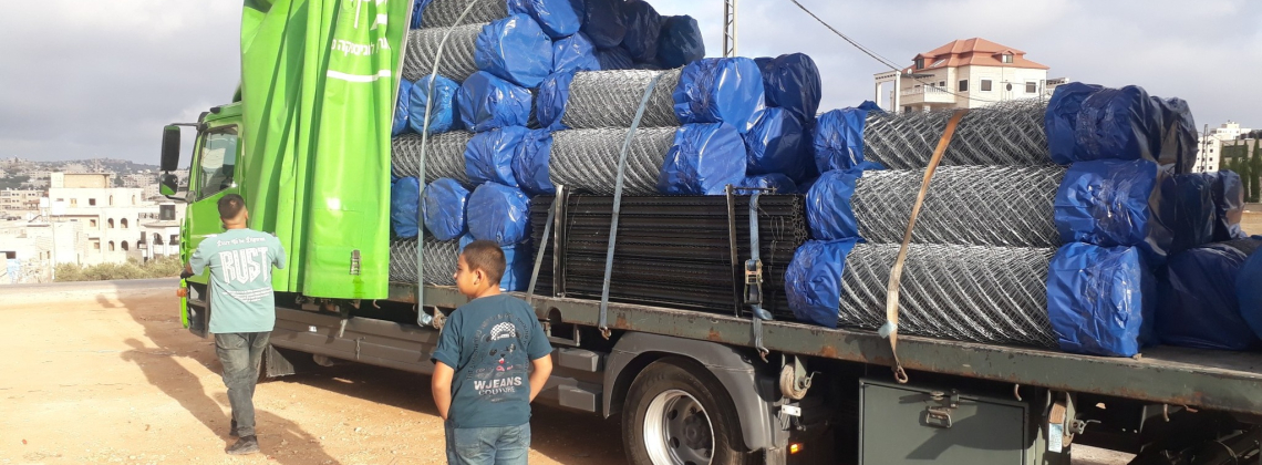 وزارة الزراعة تسلّم سياجًا لـ7 قطع أراضي اقتصادية مزروعة بأشجار التين واللوزيات في محافظة القدس.