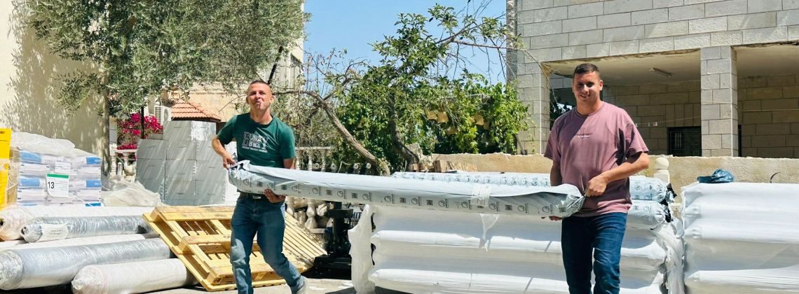 وزارة الزراعة بالتعاون مع مؤسسة كير الدولية توزع 117 لفّة بلاستيكية لإعادة تأهيل البيوت المحمية في قرى رام الله.