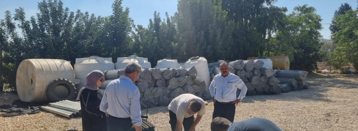 وزارة الزراعة توزع سياجاً ومستلزمات إنتاج لـ 16 قطعة زراعية نموذجية في جنين.