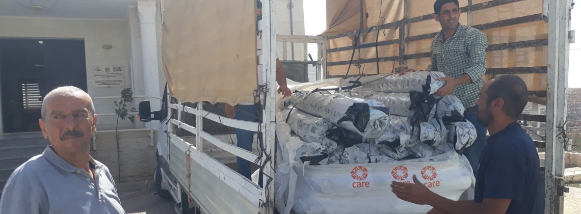 وزارة الزراعة تُسلم 14 مزارعًا في محافظة القدس مدخلات لتأهيل البيوت البلاستيكية المتضررة.