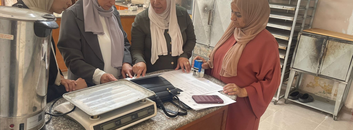 وزارة الزراعة واتحاد لجان العمل الزراعي يسلمان معدات مطبخ مجتمعي لمركز العروب النسوي.