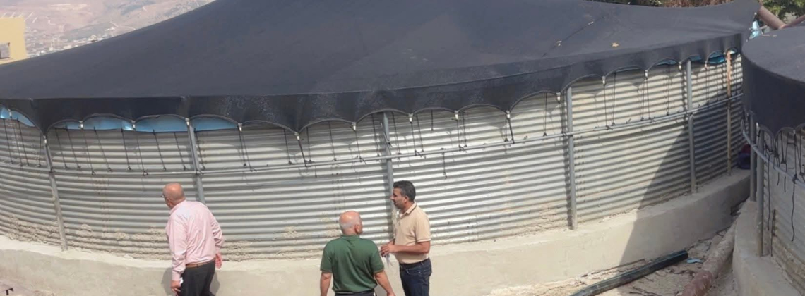 الغرفة التجارية بالتعاون مع وزارة الزراعة وبدعم من برنامج الأمم المتحدة الإنمائي تؤهل 3 خزانات مياه بسعة 1500 كوب في طمون لخدمة المزارعين.