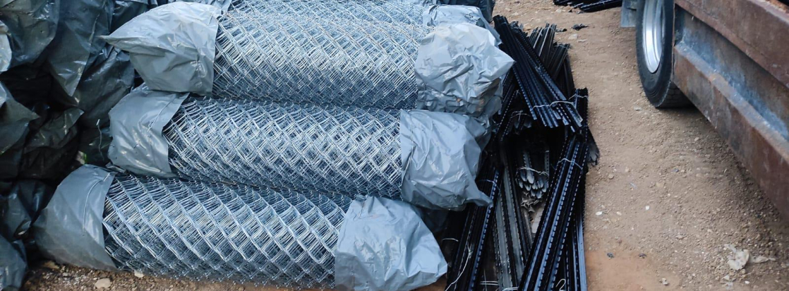 وزارة الزراعة توزع أسيجة لحماية 30 دونماً في الخليل ضمن مشروع "تخضير فلسطين"