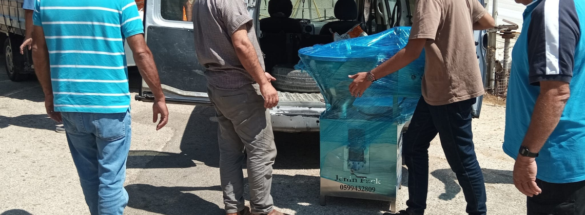بإشراف وزارة الزراعة وتنفيذ المركز الفلسطيني وبدعم من الصندوق العربي: توزيع 10 رضاعات أوتوماتيكية على مزارعين رياديين في شمال غرب القدس.