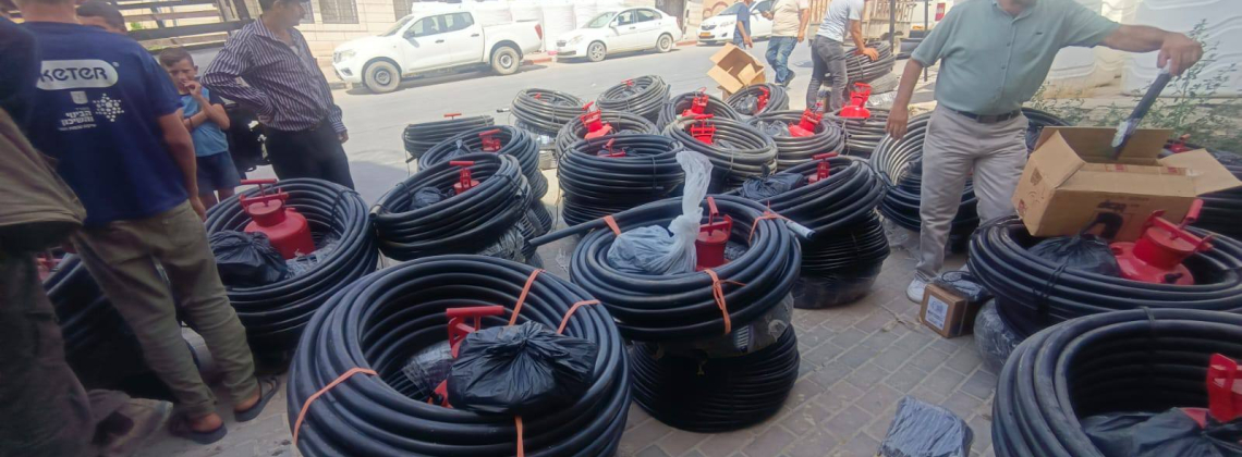 وزارة الزراعة ومؤسسة الأرض للتنمية الزراعية توزعان مستلزمات حدائق منزلية لـ 27 مستفيدًا في يطا