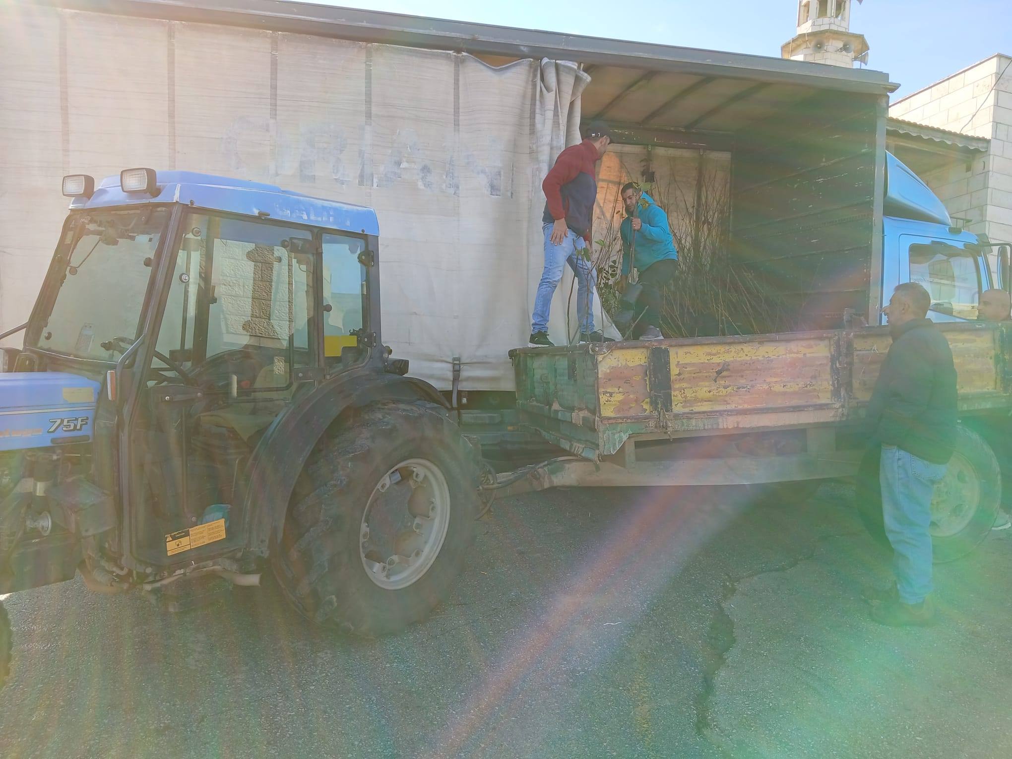 وزارة الزراعة ووكالة بيت مال القدس الشريف وأبحاث الأراضي تنفذان أولى فعاليات مشروع "صمود" بتوزيع 1000 شجرة من اللوزيات والتين لدعم مزارعي القدس. 9