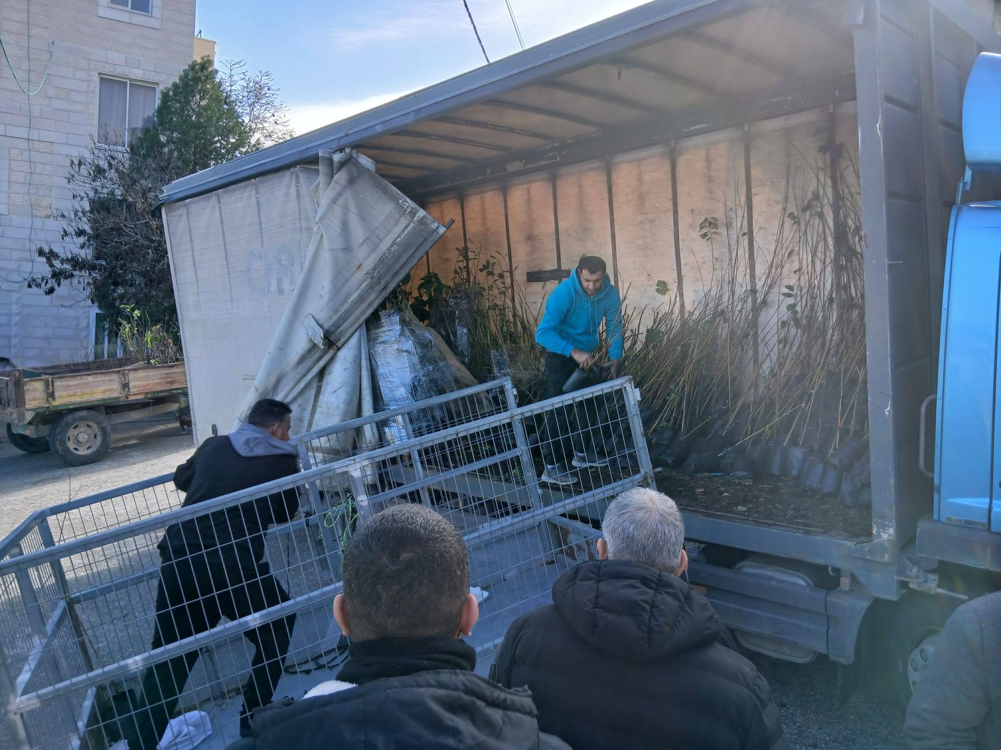 وزارة الزراعة ووكالة بيت مال القدس الشريف وأبحاث الأراضي تنفذان أولى فعاليات مشروع "صمود" بتوزيع 1000 شجرة من اللوزيات والتين لدعم مزارعي القدس. 7