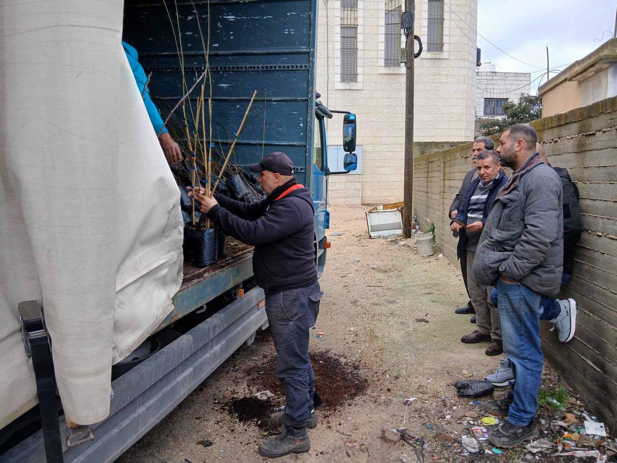 وزارة الزراعة ووكالة بيت مال القدس الشريف وأبحاث الأراضي تنفذان أولى فعاليات مشروع "صمود" بتوزيع 1000 شجرة من اللوزيات والتين لدعم مزارعي القدس. 3