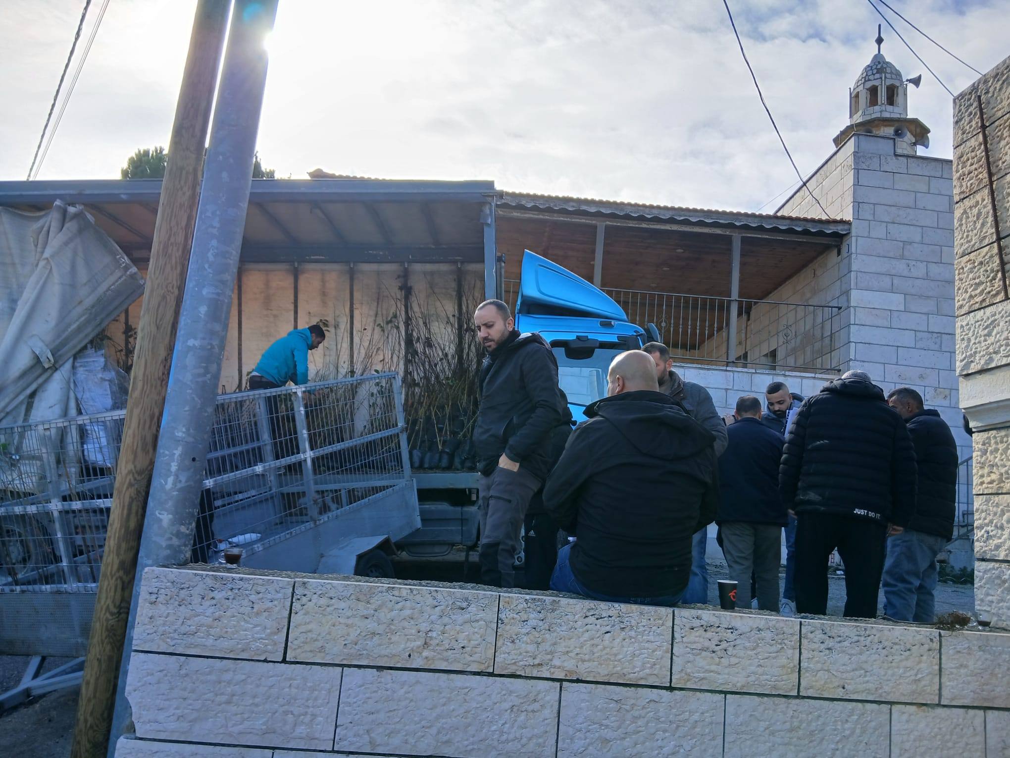 وزارة الزراعة ووكالة بيت مال القدس الشريف وأبحاث الأراضي تنفذان أولى فعاليات مشروع "صمود" بتوزيع 1000 شجرة من اللوزيات والتين لدعم مزارعي القدس. 6