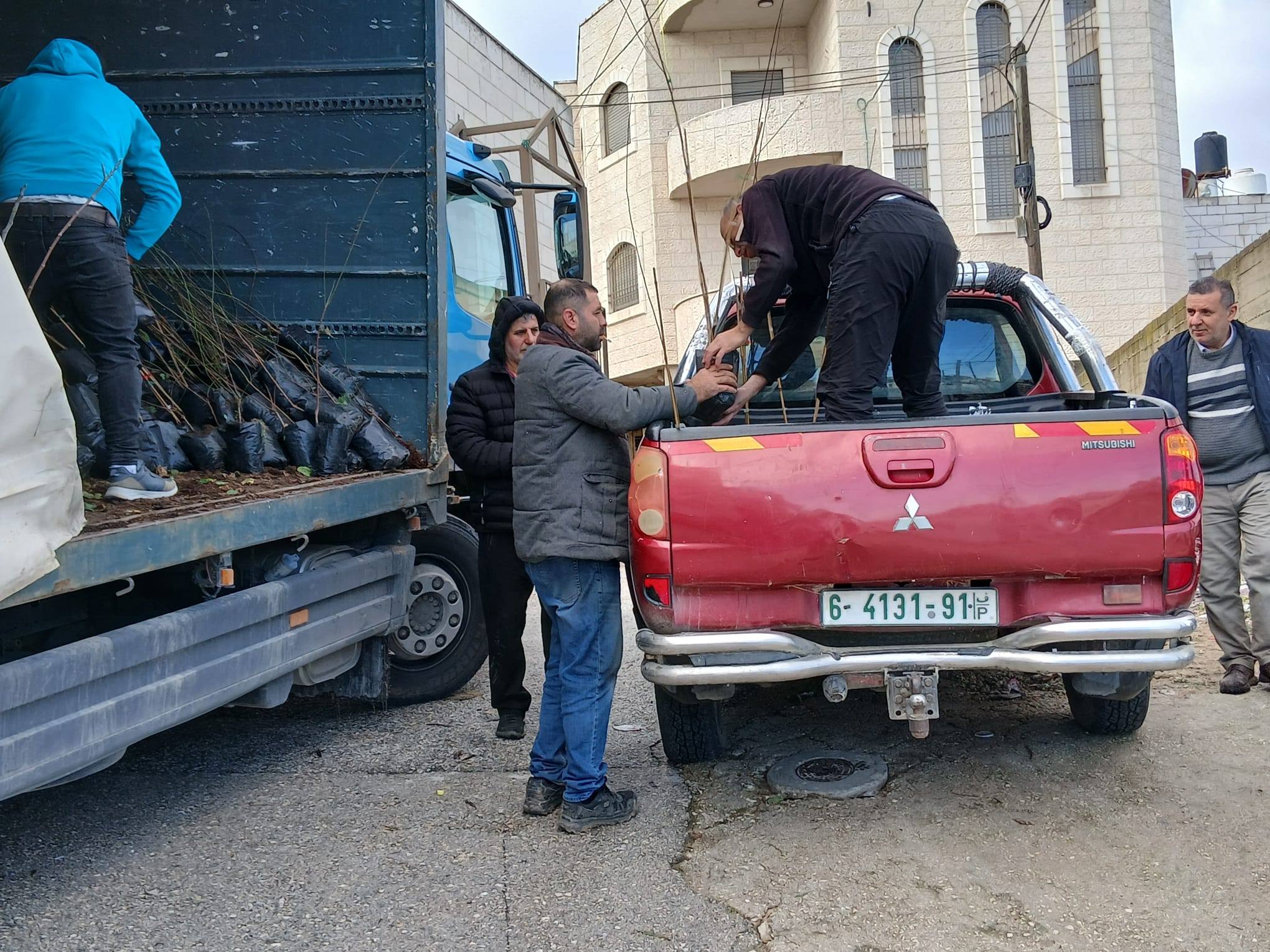 وزارة الزراعة ووكالة بيت مال القدس الشريف وأبحاث الأراضي تنفذان أولى فعاليات مشروع "صمود" بتوزيع 1000 شجرة من اللوزيات والتين لدعم مزارعي القدس. 5