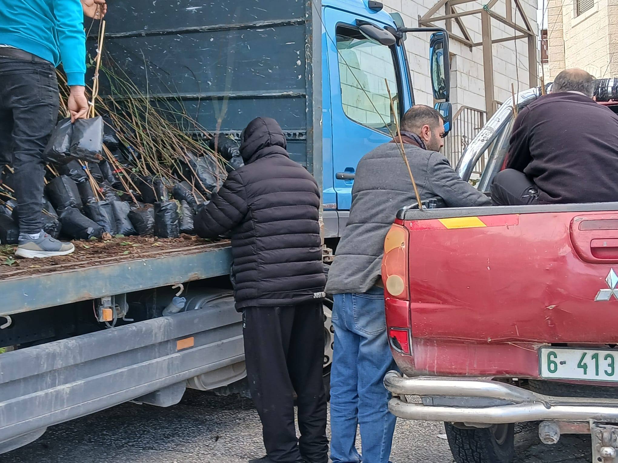 وزارة الزراعة ووكالة بيت مال القدس الشريف وأبحاث الأراضي تنفذان أولى فعاليات مشروع "صمود" بتوزيع 1000 شجرة من اللوزيات والتين لدعم مزارعي القدس. 2